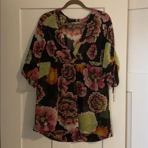 Floral Cabi flowy top! Size medium!!